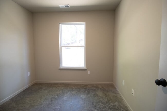 Building Photo - 3 Bed, 2 Bath New Build Home