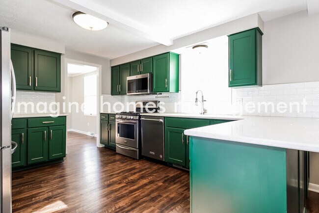 Building Photo - Large, Beautiful 4-Bedroom Colonial Home i...