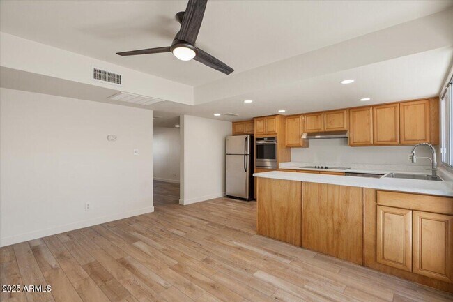 Building Photo - 7803 E Vernon Ave