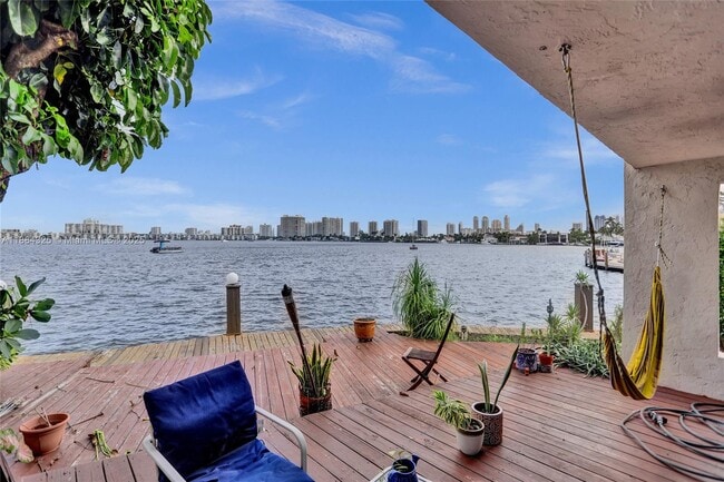 Building Photo - 2725 NE 165th St