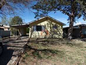 Building Photo - Super Cute 2 bedroom 1 bath home.
