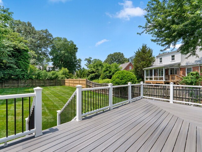 Building Photo - Classic Charm in Arlington