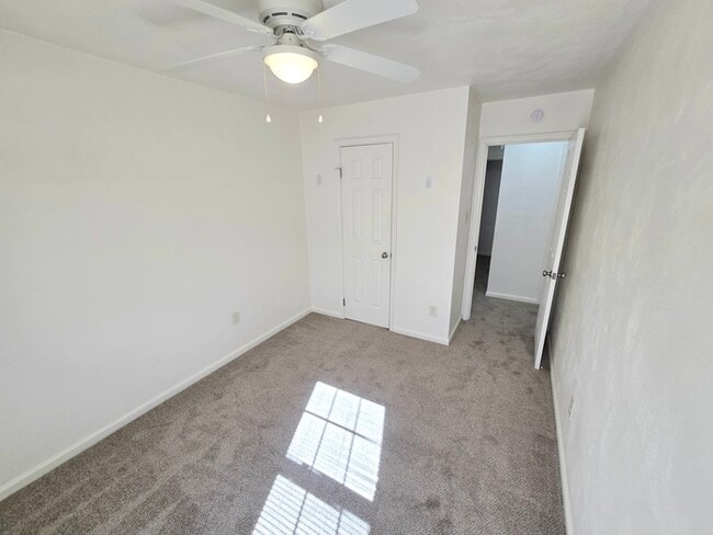 Building Photo - STUNNING TWO STORY 3 BEDROOM/ 2.5 BATH TOW...