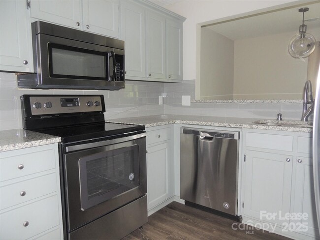 Building Photo - 9252 Kings Canyon Dr