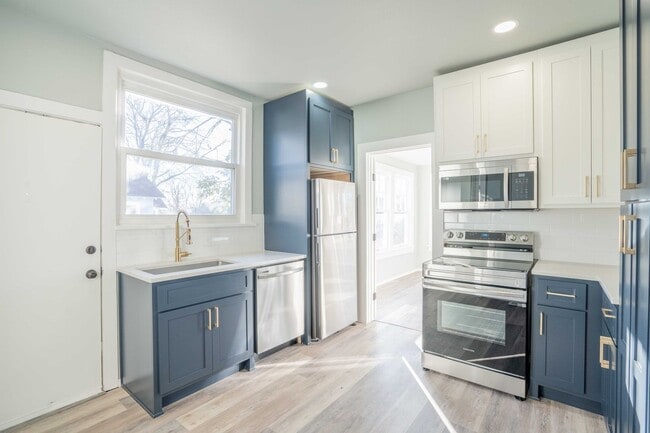 Building Photo - Prime Location! 2bed/ 2 bath! Schedule a tour today!