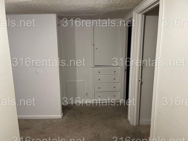 Building Photo - $775 - 2 bed 1 bath - Single Family Home