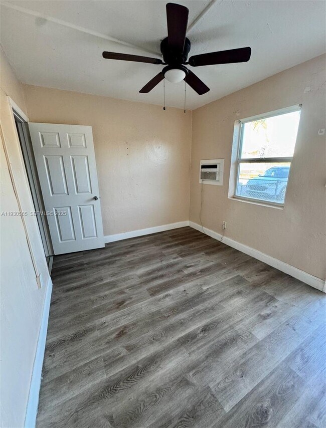 Building Photo - 4404 SW 22nd St