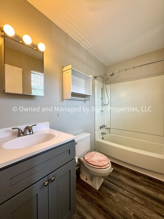 Building Photo - Large 3 Bed 2.5 Bath Completely Townhome i...