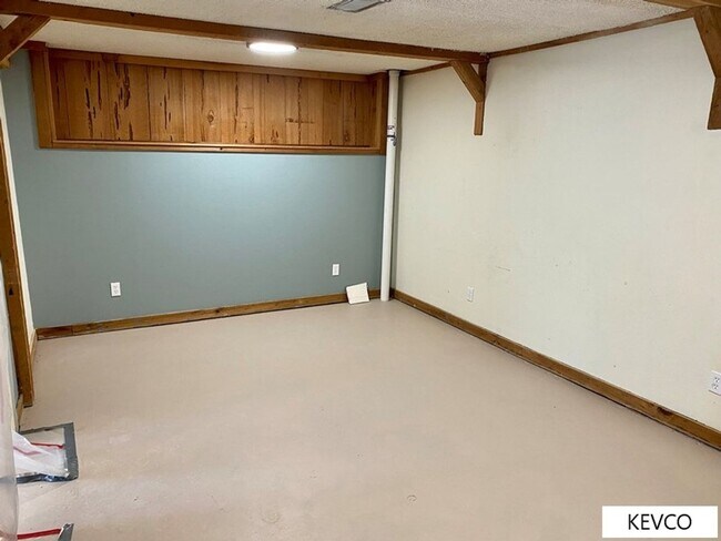 Building Photo - Sprawling Four Bedroom Home