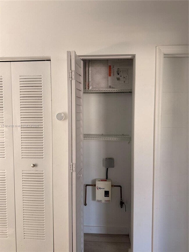 Building Photo - 900 SW 43rd Ave