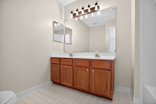 Building Photo - Lovely End Unit 3-Level Townhome in Kingsv...