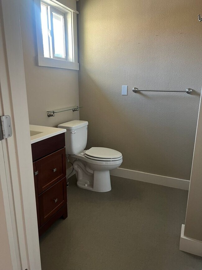 Building Photo - "Luxury Living: Stunning home with marble counter tops & Fireplace!"