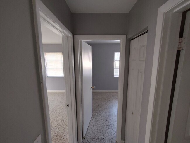 Building Photo - 2/1 Single Family in Spring Hill