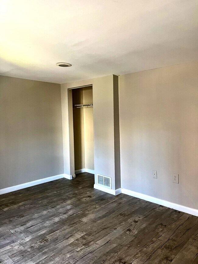 Building Photo - *** Amazing Apartment in Mt. Washington * Pet Friendly * Duplex style * Available Now * Spacious ...