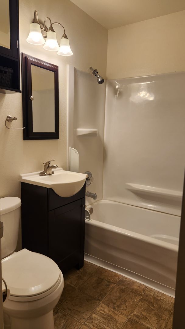 Building Photo - Wonderful 3 bedroom home close to schools and shopping!