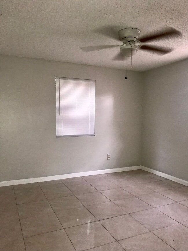 Building Photo - 3 bedroom 2 bath, corner lot