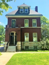 Building Photo - 4832 S Broadway