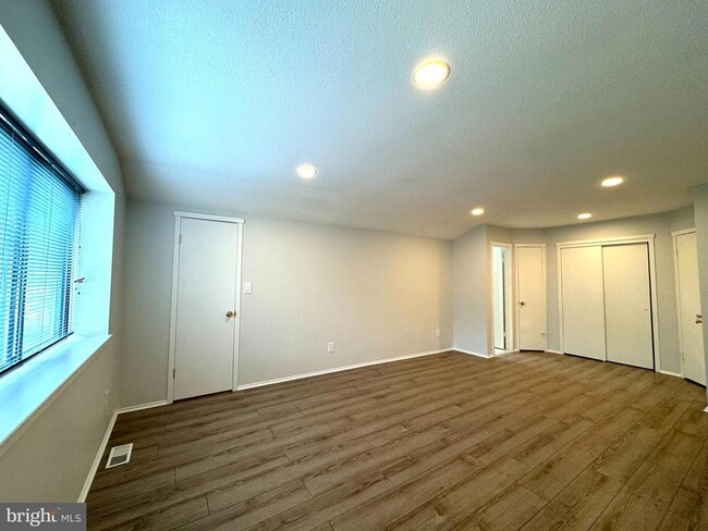 Building Photo - 104 Sayre Dr