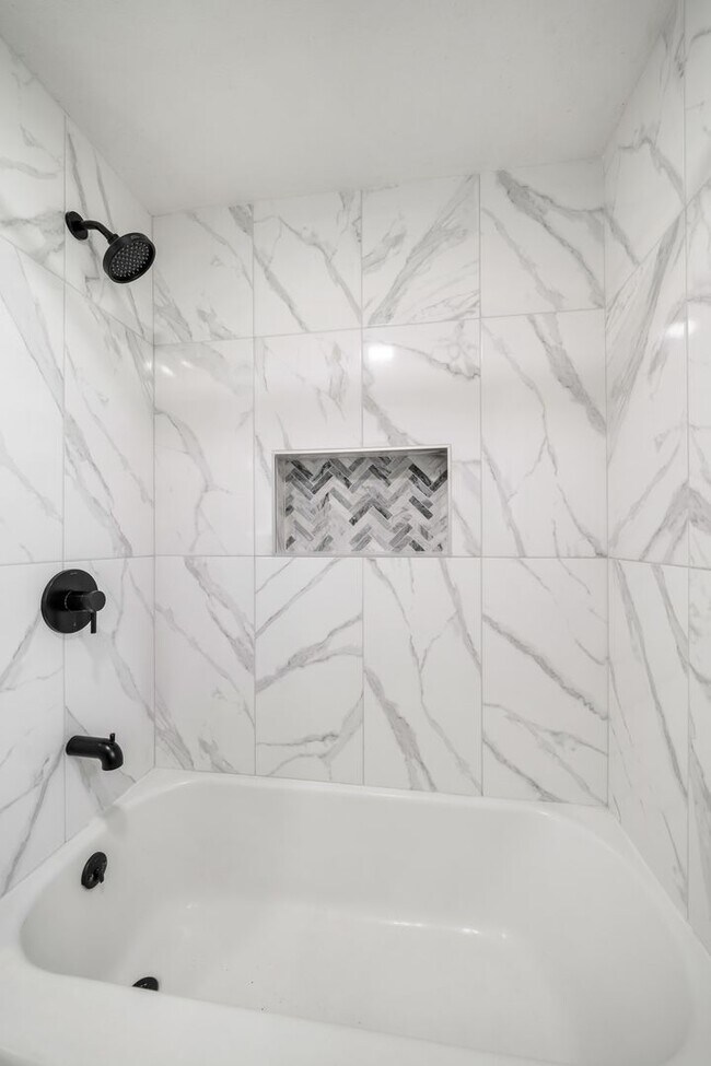 Building Photo - Beautifully updated 3 bed 3 bath Steilacoo...