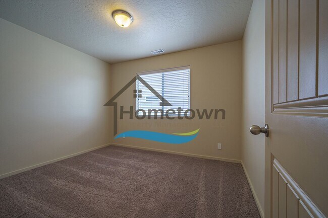Building Photo - 3 Bedroom 2 Bathroom Home with Attached 2 ...