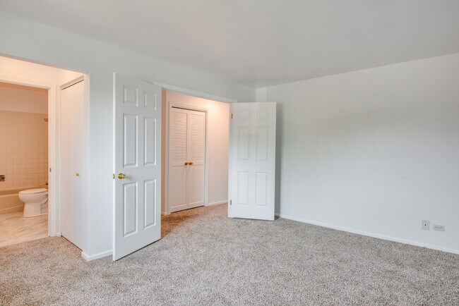 Building Photo - 889 Heatherbrook Ct