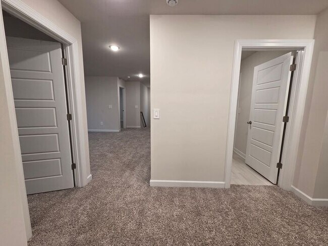 Building Photo - Beautiful and spacious! Ready for move in!