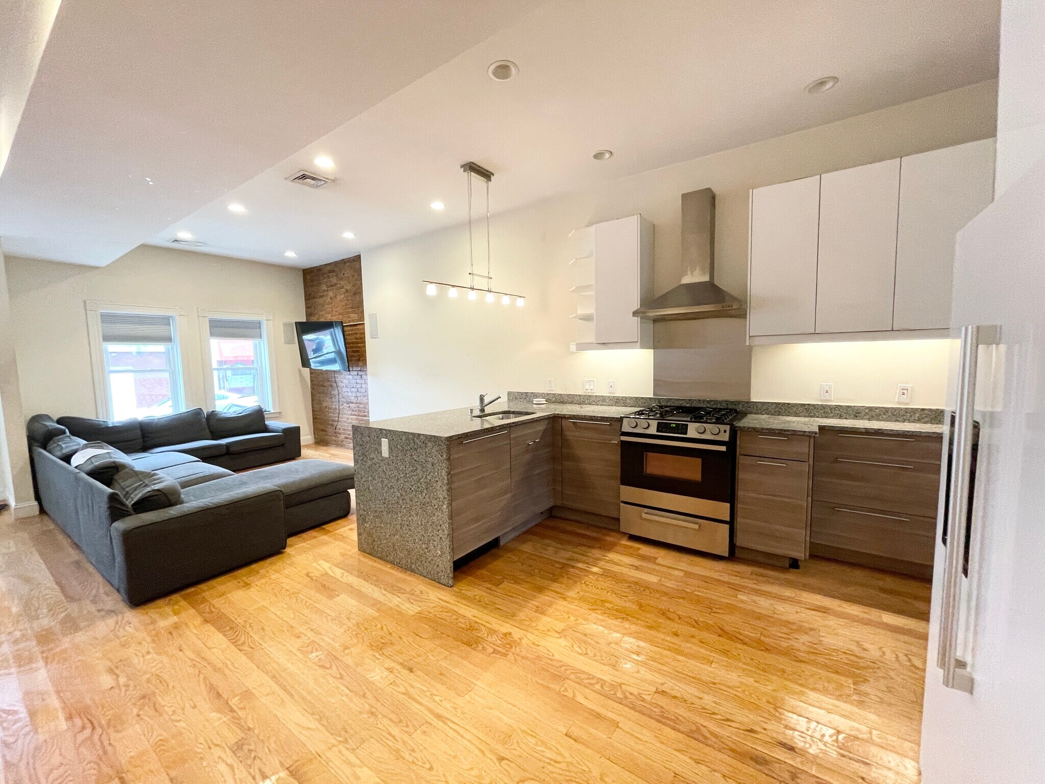 Building Photo - 98 L St