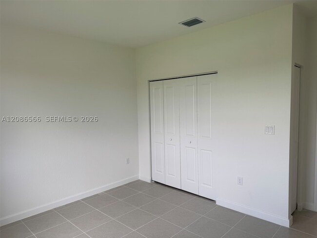 Building Photo - 2404 SE 29th Dr