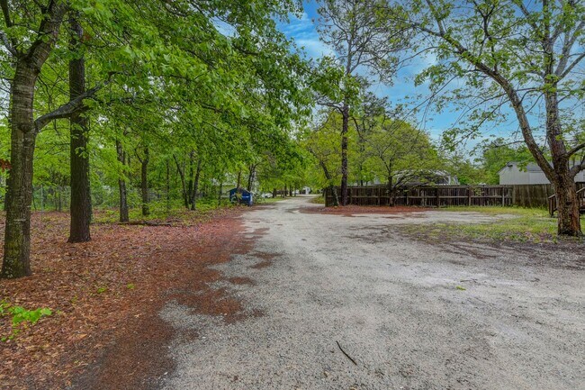 Building Photo - 2 bedroom, 1.5 bath home for rent in the h...