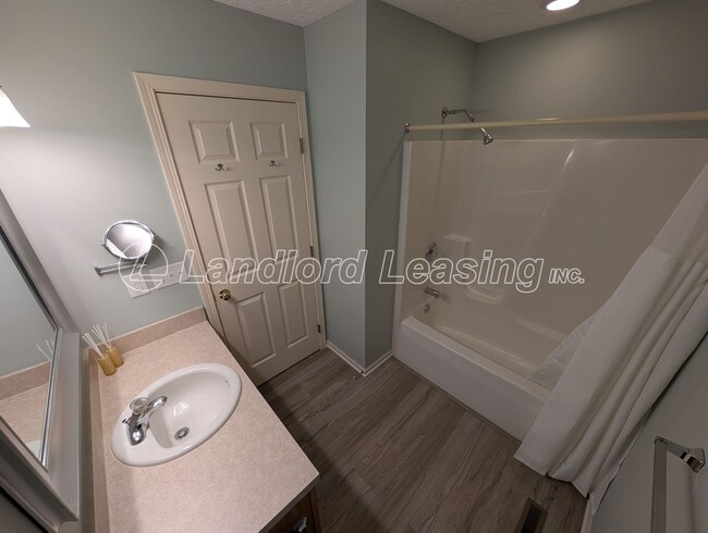 Building Photo - Well-Maintained Ranch in Pin Oak Preserve with Fireplace & Den