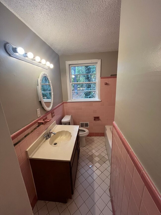 Building Photo - 2BR/1BA in Forest Acres