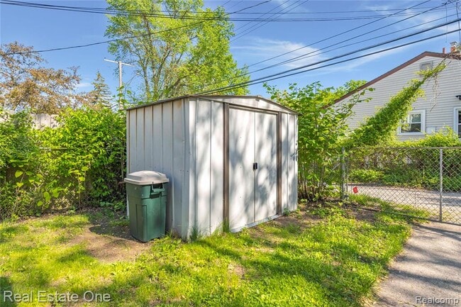 Building Photo - 842 E 10 Mile Rd