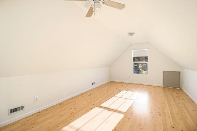 Building Photo - 3 Bed 2 Bath - Bonus Room - Groups - Pet F...