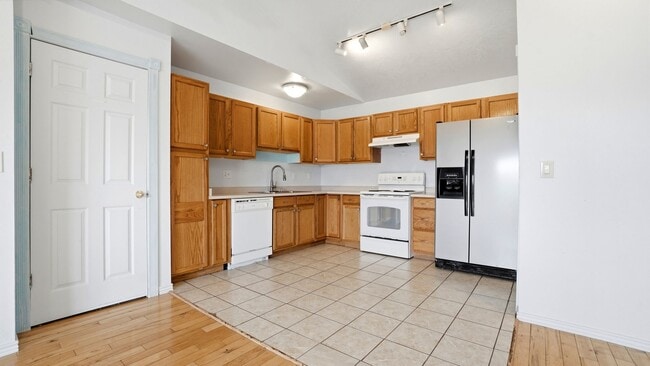 Building Photo - 3 Bedroom 2 Bath Unit in Magna! *$500 off first month of rent!!*