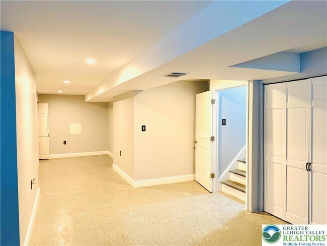Building Photo - 6945 Hunt Dr