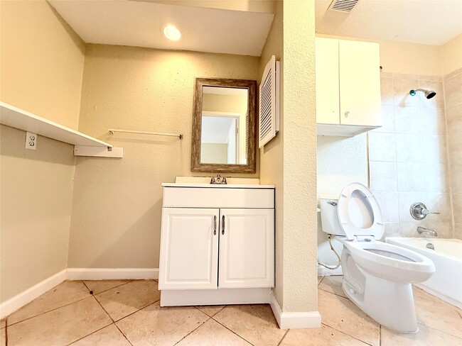 Building Photo - 11530 Bellerive Dr