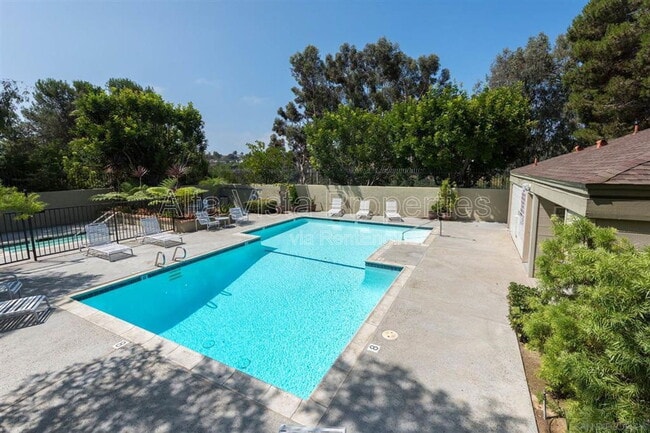 Building Photo - 3211 Caminito Eastbluff