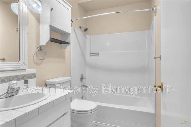 Building Photo - 14995 SW Daphne Ct