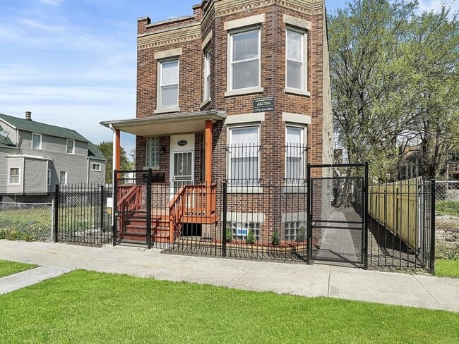 Primary Photo - 6345 S Winchester Ave