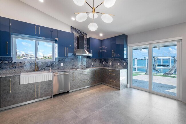 Building Photo - 1365 Bay Terrace