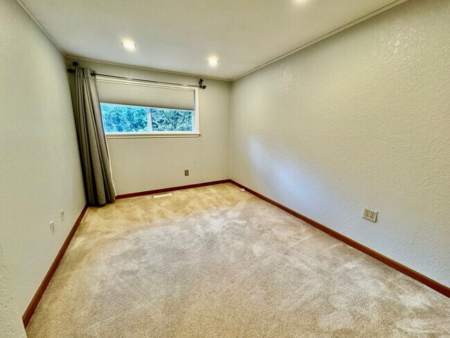 Building Photo - Renovated Woodinville home sitting in park like setting.