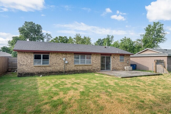 Building Photo - Updated 3 bedroom home