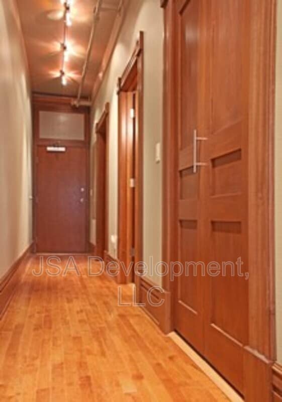 Building Photo - 206 E 4th St