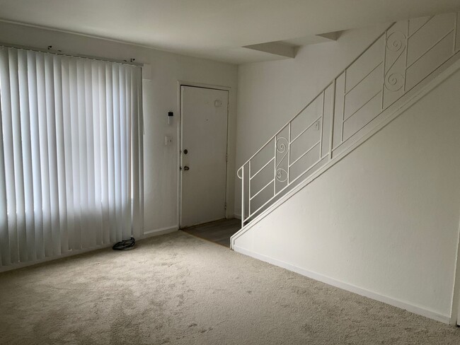 Building Photo - 418 C St