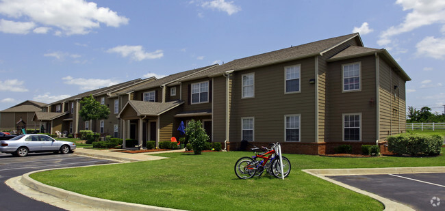 Exterior Front View - Glenshire Court Apartments