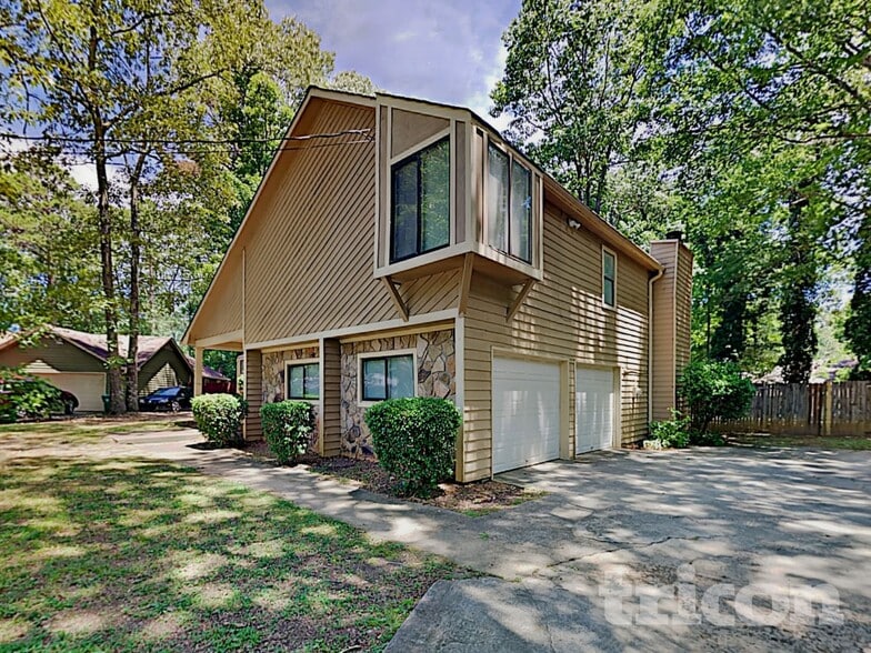 Building Photo - 718 Post Rd Ln