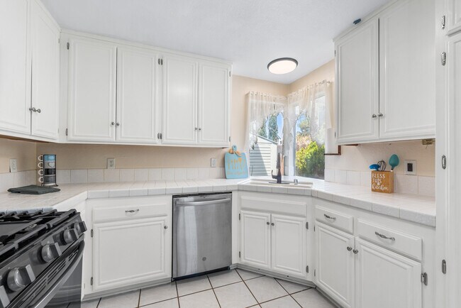 Building Photo - 42851 Lemonwood Dr