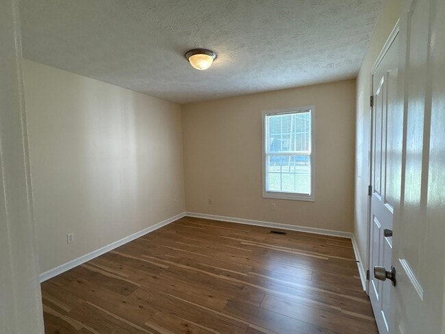 Building Photo - 3 Bedroom Home with Large Back Yard and Deck.