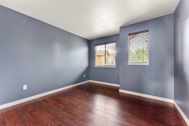 Building Photo - 4bed 4bath with fenced yard in Denver!