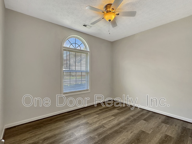 Building Photo - 6268 Chelsea Crescent